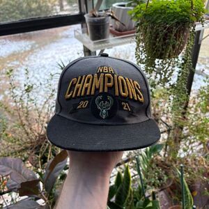Milwaukee Bucks Hat‎ Cap Snap Back Gray 2021 NBA Champions New Era Hardwood